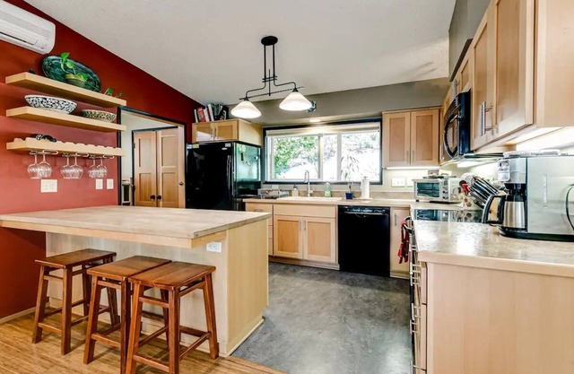 Spacious Sylvan St Home 1 mi from UofO
