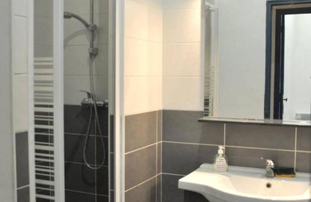Spacious T4 apartment with private courtyard