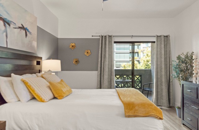 Spacious Top Floor View: Golf, Shop, Dine》Walkable