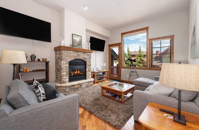 Spacious townhouse w/hot tub & slope shuttle