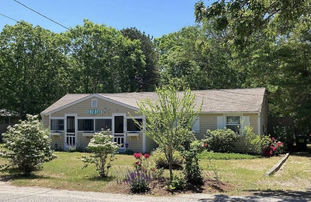 Spacious Updated Home, 8 minute walk to beach, under new ownership as of 2022
