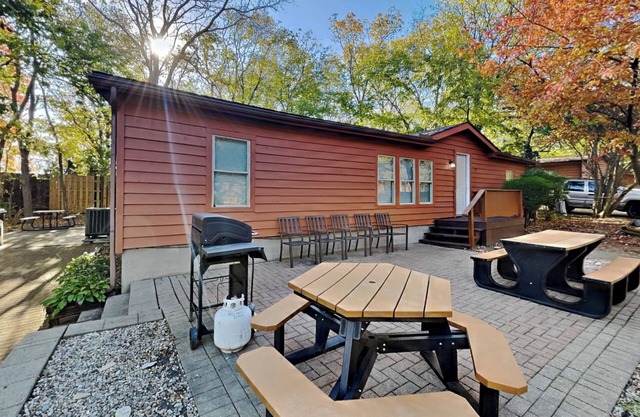 Spacious Vacation Home - Put-in-Bay - Sleeps 16 w/5 BR, 3 BA. Big Pool- IC66