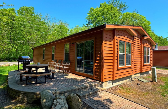 Spacious Vacation Home on Put-in-Bay -Sleeps 16 w/5 BR, 2 BA Big Pool- IC111