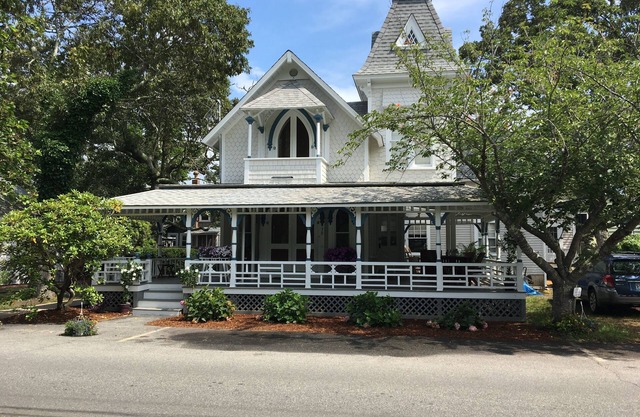 Spacious Victorian, 5 minute walk to beach, town, and ferry in Oak Bluffs