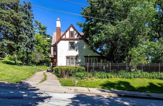 Spacious Victorian Tudor with Gaming Room near Museums, Parks and Downtown