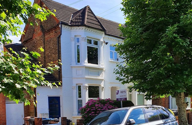 Spacious Victorian Wimbledon Flat on leafy street