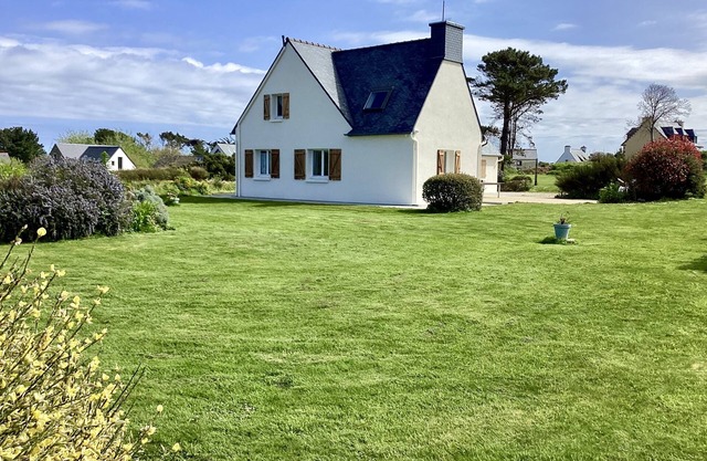 Spacious villa for 12 with large garden near the sea
