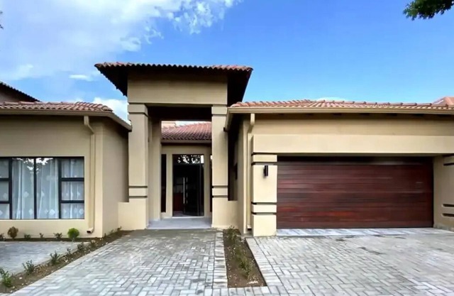 Spacious villa with 5 bedrooms and WiFi, AC in fantastic Hartbeespoort