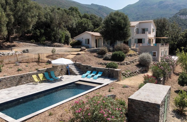 Spacious villa with sea view, swimming pool and pétanque court, close to beaches