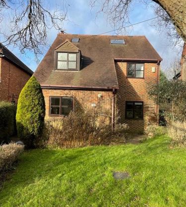 Spacious Village House near Oxford with Woodburner