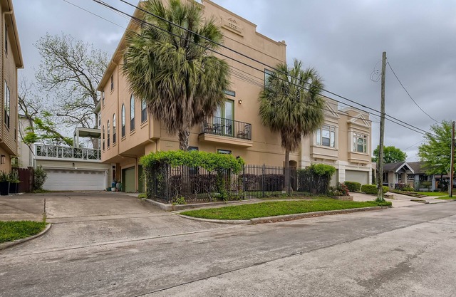 Spacious Vintage Townhome in The Heart of Houston!
