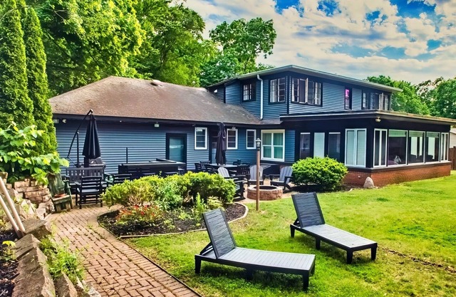 Spacious Waterfront Lake House. Sleeps 8! 4 BDR/4.5 BTH. Private Dock & Canoes.