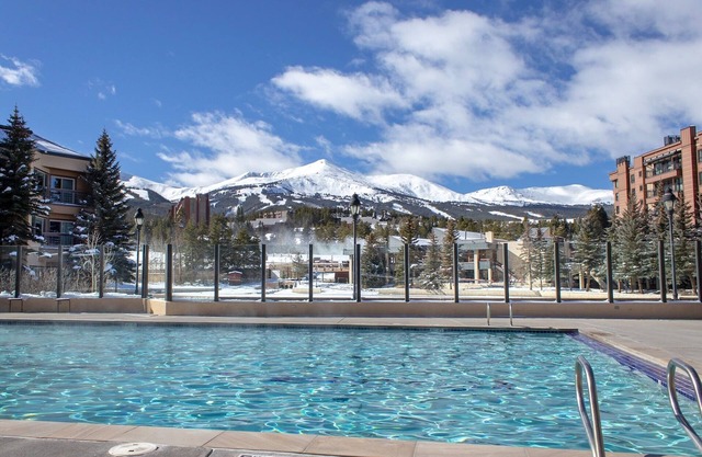 Special. Luxury Condo. Pool. Hot Tubs. Mural. HBO.