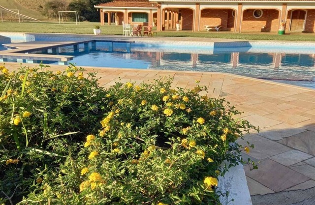 Spectacular site - 10 suites - Shallow-edge pool, ballroom and lake