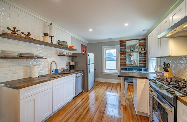 Spectacular 2 BR, 1.5 BA close to all venues, hospitals & universities