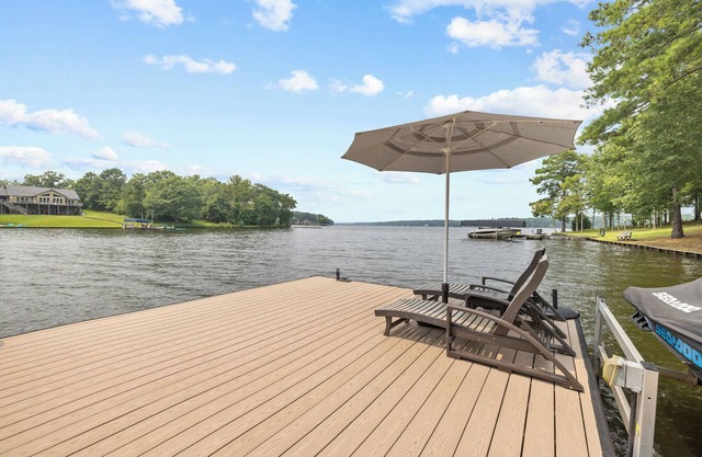 Spectacular 4 BR lakefront home, Private Deep Water Dock on Peninsula