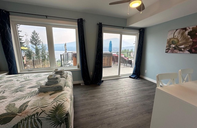 Spectacular Lake View Home, Private Hot Tub, 7 Bdrm, 5 Bath