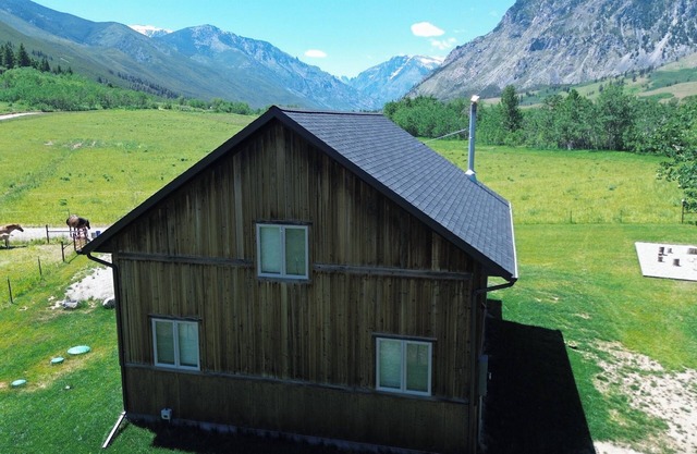 Spectacular Mountain Cabin in the heart of East Rosebud Mountains