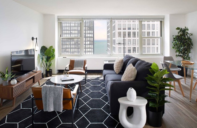 Spectacular Penthouse Corner 2BR in Streeterville | Roof Deck | Lake Views