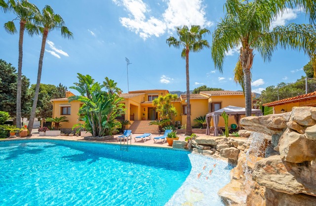 Spectacular villa with pool and private tennis court150 meters from the sea