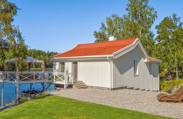 Spend a wonderful vacation in this comfortable cottage directly on the lake.