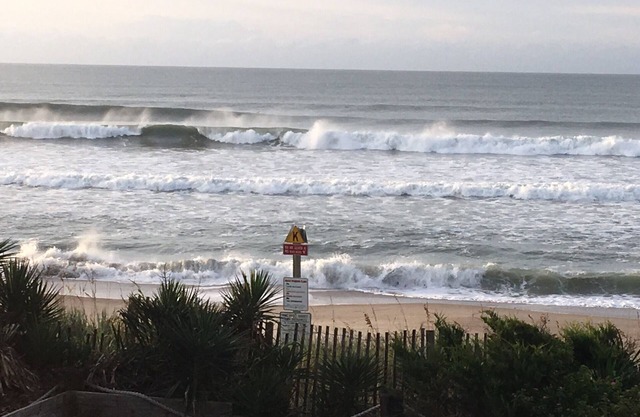 “Spivey’s Korner” Ocean Views, Easy Steps to quiet sandy Beach - secure WiFi