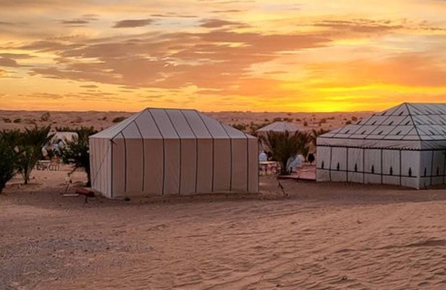 Splendid desert Saharian Luxury Camp in quiet and idyllic sand dunes