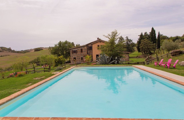 Splendid farmhouse in Val d'Orcia with private swimming pool and sauna