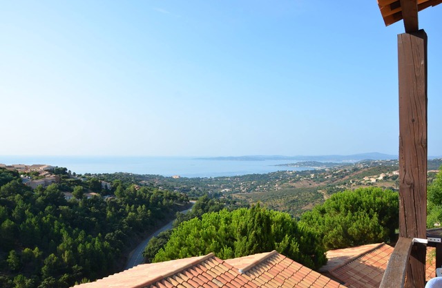Splendid view of the Gulf of Saint-Tropez, very well equipped apartment