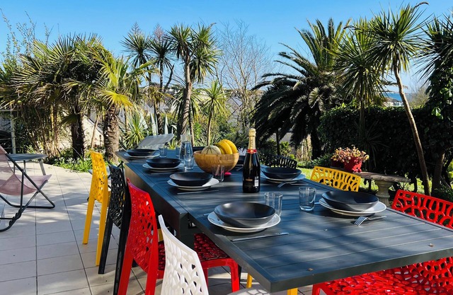 SPLENDID VILLA overlooking EXOTIC garden, BEACHES 200m away