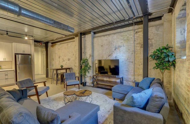 Spotless Retreat Near Pabst Brewery & Fiserv