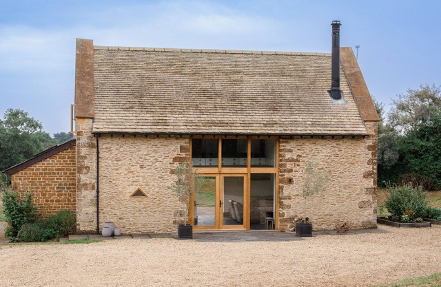Spring Barn, Chipping Norton - sleeps 4 guests in 2 bedrooms