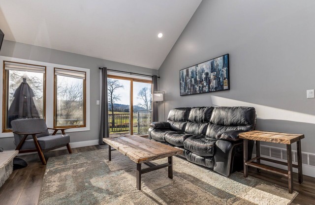 Spring Creek Sanctuary 2BR Villa – Fireplace, Deck & Owners’ Club Access