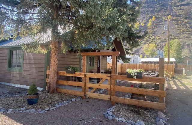 Spruce Lodge - Newly Remodeled - Great Downtown Location!