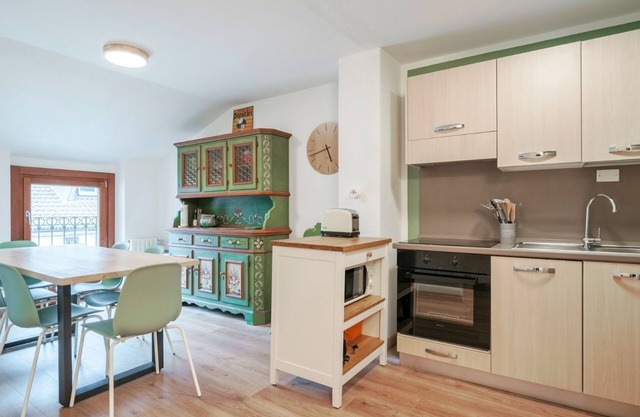 Square Apartment - Two Bedroom Apartment, Sleeps 6