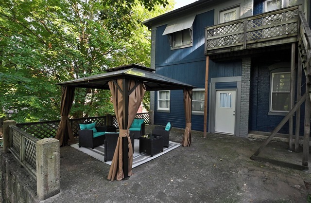 Sr Pilot Earhart Hangar Suite; 2 br K &Q, 1 Ba