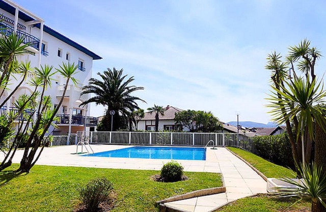 ST JEAN DE LUZ SUPER T2 center, swimming pool exceptional setting, beach walk