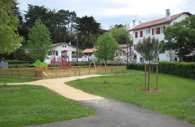 ST JEAN LUZ - SHOPPING BEACH 5 MN WALK-FREE PARKING-BABY BED-PLAY AREA