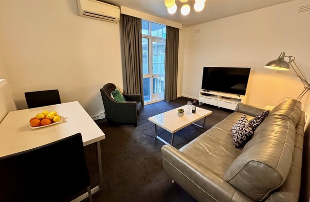 St Kilda Aptmnt: Beachside Bliss & Free Parking!