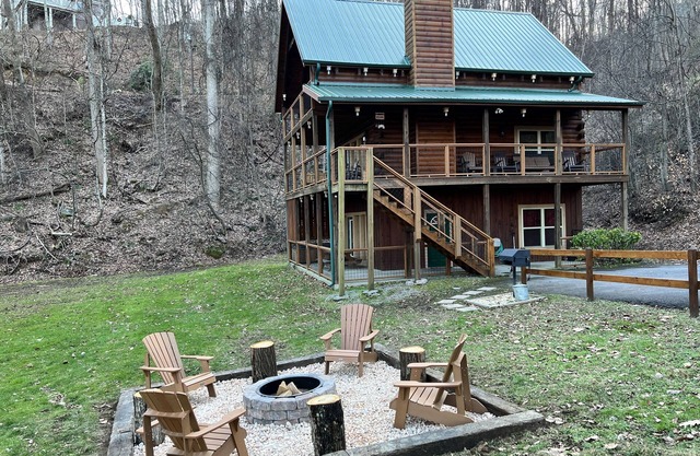 Stairway to Heaven ~ 3 King Master Bedrooms ~ Privacy ~ Great Location ~ Firepit