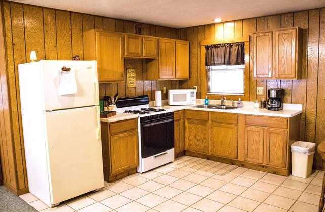 Stand Alone cabin with Whirlpool Tub, Full Kitchen & Fire Pit Near Starved Rock