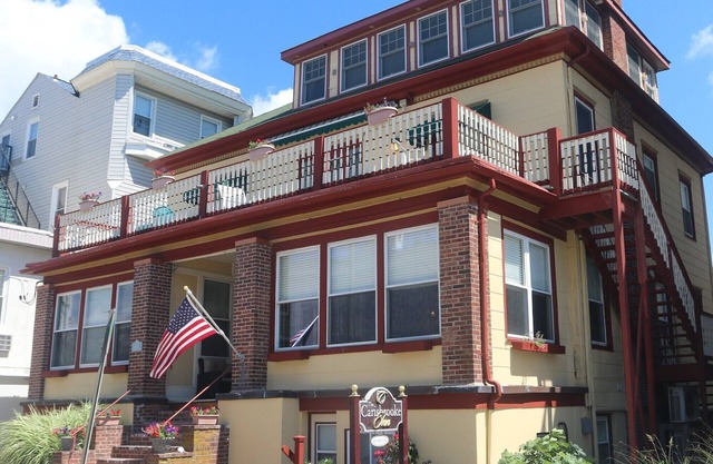 Standard King Room 300 feet from the boardwalk and beach with parking and full breakfast
