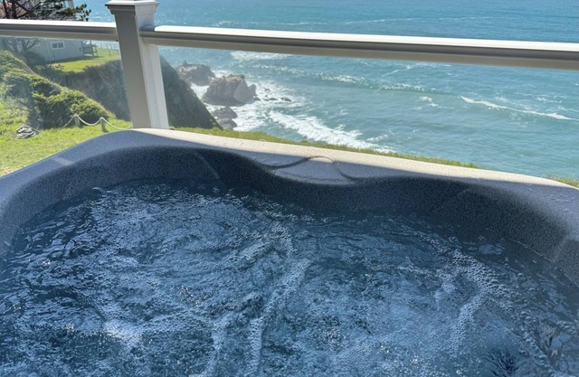 Starfish by OceanviewHotTubs Oceanfront Tesla charging Shelter Cove