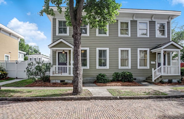 Starlands Executive Home-Off Street Parking & Private Deck Included!