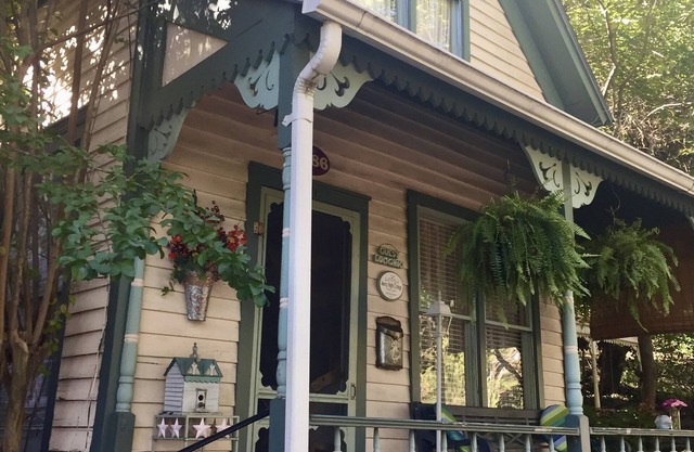 Starry Night Cottage on Spring Street in Historic Downtown Eureka Springs!