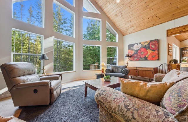 Starry Night - Private 35-acre Tobermory retreat with trails, open-concept living, and close to attractions.