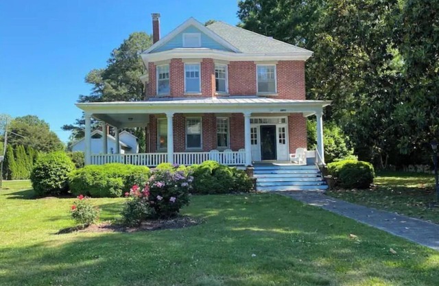 Stately Mayberry-type home close to Cape Charles