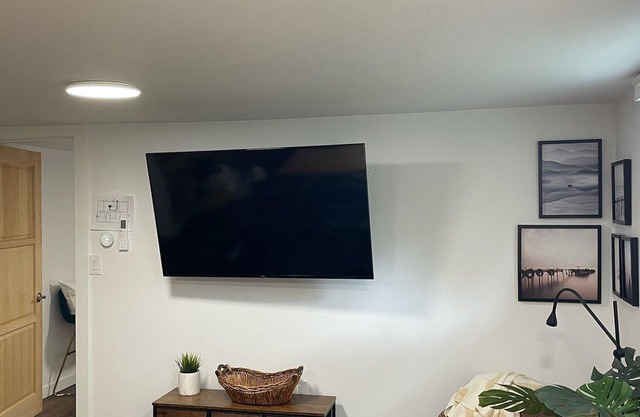 Stay In Sarnia [NEW] 2BR Souterrain Apt - Downtown