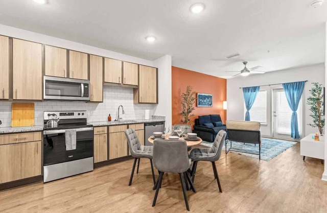 Stay Near Disney w King Bed Amenities PetFriendly