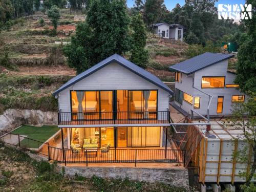 StayVista at Cujo's Haus with Heated Floor, Bonfire, WiFi, BBQ
